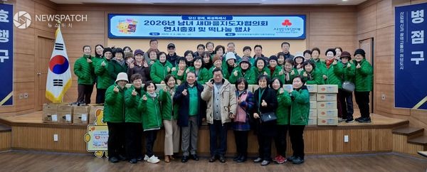 ▲장안면 남녀 새마을지도자협의회와 장안면 주민들이 떡 나눔 행사