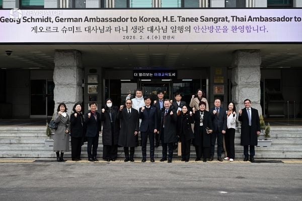 ▲4일 안산시를 공식 방문한 게오르크 슈미트 주한 독일 대사, 타니 생랏 주한 태국대사