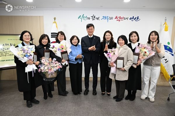 ▲보육교사, 퇴직 5명에 감사패