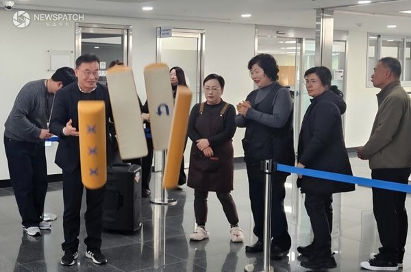 ▲설맞이 '행운의 윷 던지기'