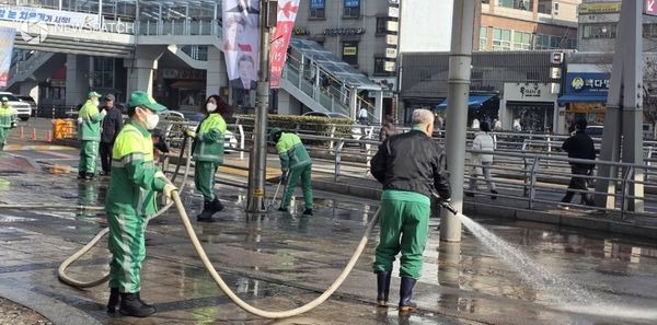 ▲수원역 로데오거리 물청소로 '설 손님맞이'