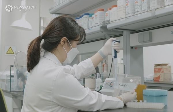 ▲성남식품연구개발지원센터 소속 연구원이 식품분석을 하고 있다