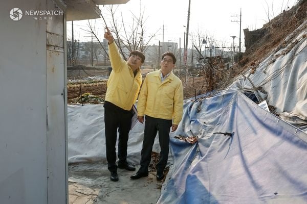 ▲윤성진 제1부시장이 관계 공무원과 함께 급경사지 붕괴 위험요인을 확인하고 있다
