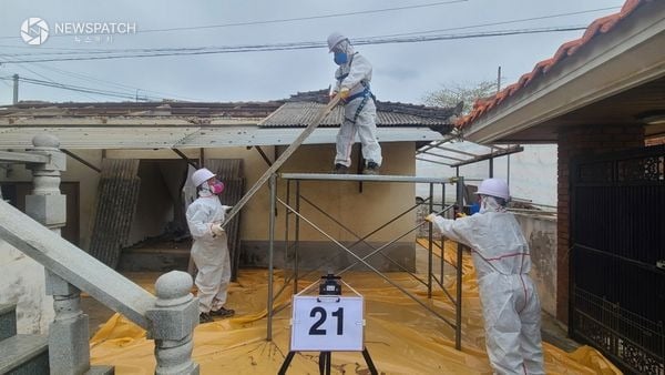 ▲슬레이트 철거 및 지붕개량 지원 사업