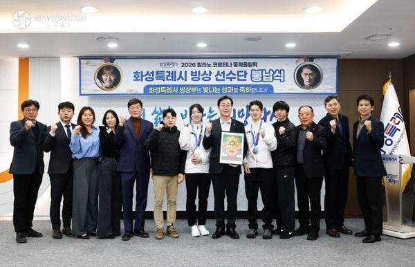 ▲정명근 화성특례시장과 관계자들이 2026 밀라노 동계올림픽 입상 선수들