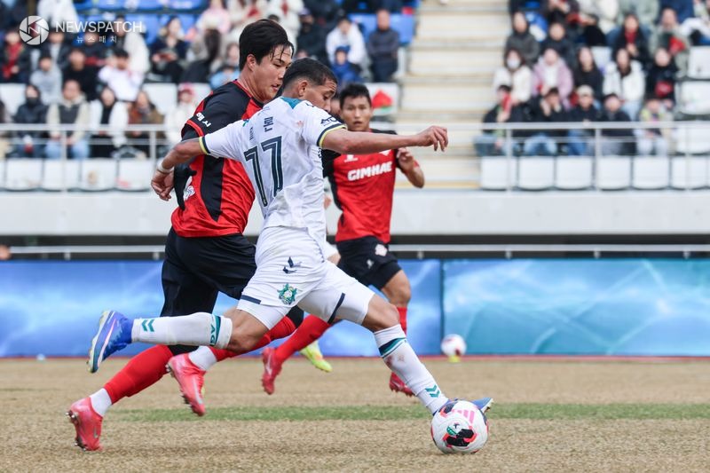 ▲공격 축구 빛났다! 안산그리너스, 김해 원정서 4-1 대승