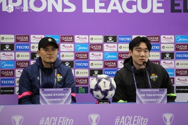 ▲정경호 강원FC 감독과 주장 이유현이 2일 춘천송암스포츠타운 주경기장에서 열린 ACLE 16강 1차전 사전 기자회견