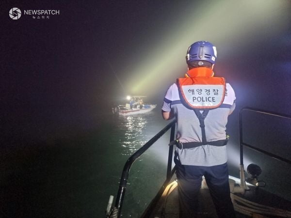 ▲완도 인근 해상, 해양경찰이 짙은 안개 속 표류 중이던 모터보트를 구조