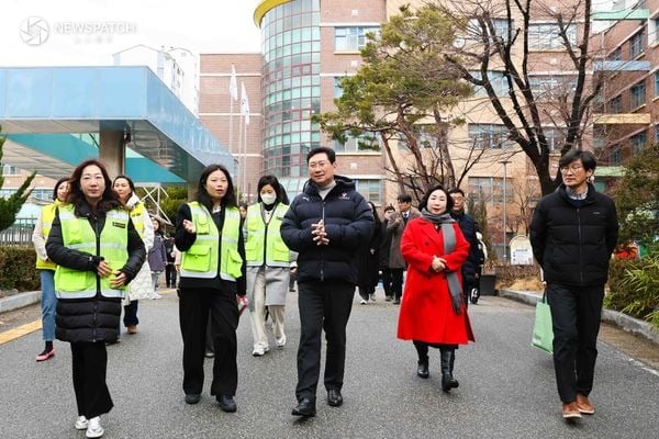 ▲서원초에서 이상일 시장이 학교 관계자 등과 통학로 주변을 점검