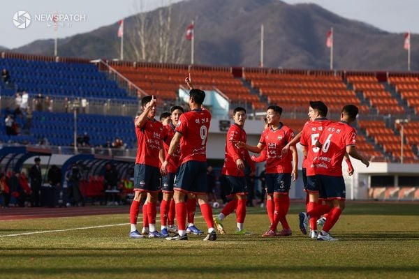 ▲2월 28일 포항전 홈경기에서 김천상무 고재현과 이건희가 골 세리모니를 하고 있다