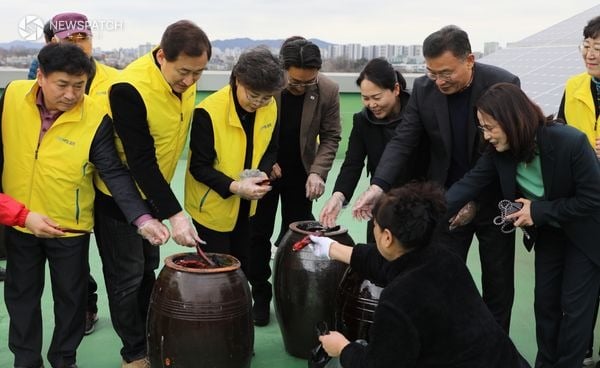 ▲엄마손 수제 된장 담그기 행사 / 사진제공=수원시 팔달구