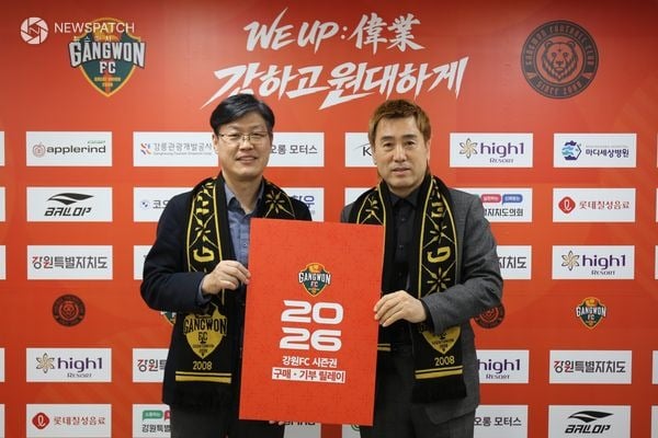 ▲신한은행 강원영서본부, 4년 연속 강원FC 시즌권 기부 릴레이 동참 / 사진제공=강원FC