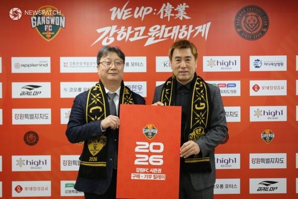 ▲NH농협은행 강원본부, 5년 연속 시즌권 기부 릴레이로 강원FC 응원 동참 / 사진제공=강원FC