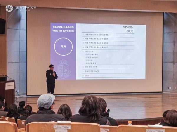 ▲학부모들에게 '비전 2035'를 설명하는 최철우 유스 디렉터 / 사진제공=