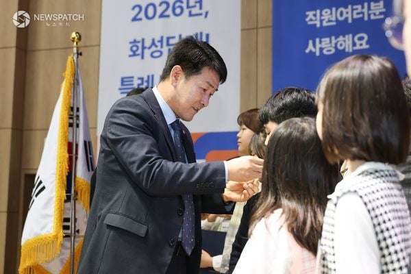 ▲청소년 의원 배지수여하는 배정수 의장 모습