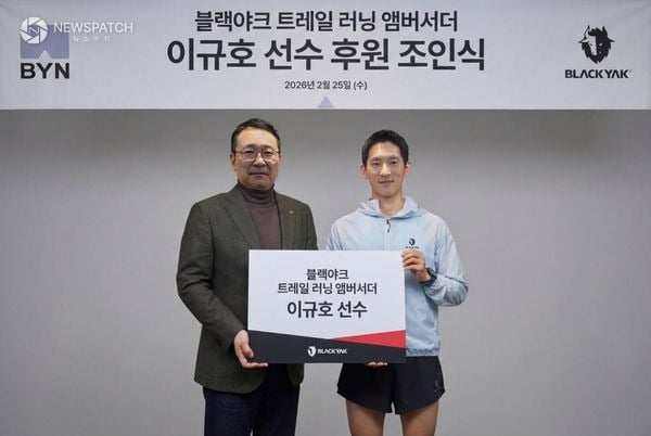 ▲블랙야크 트레일 러닝 앰버서더 이규호 선수 후원 조인식에서 블랙야크 BY사업본부장 김익태 사장(왼쪽)과 이규호 선수