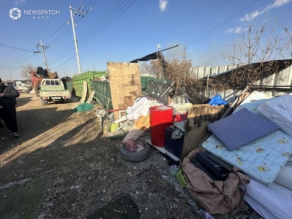 ▲국가하천 내 물건적치 현장 / 사진제공=시흥시