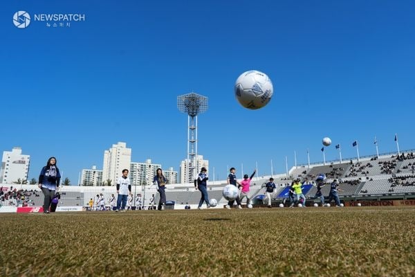 ▲ 힘차게 시축을 하고 있는 12명의 팬들