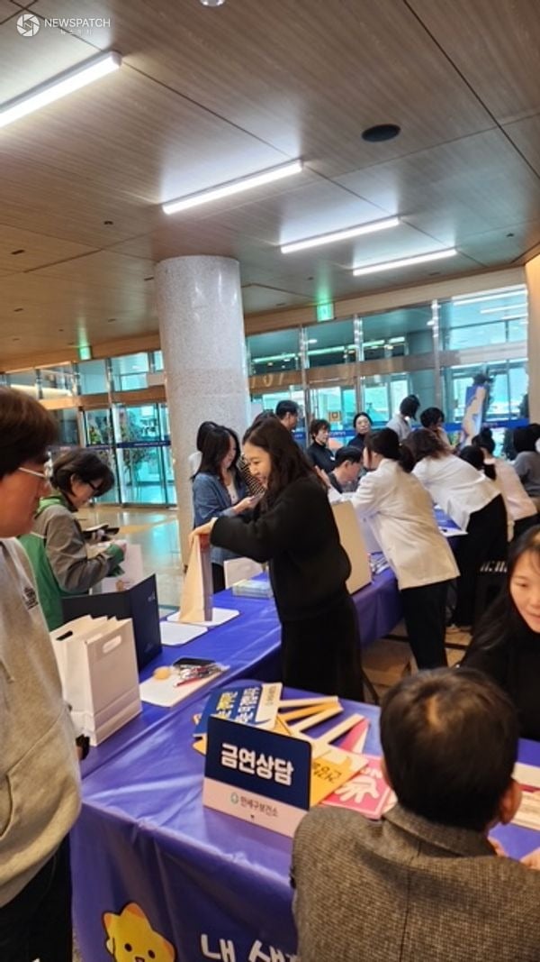 ▲시민들이 시청 로비 건강체험관에서 혈압·혈당 측정과 건강상담을 받고 있다 / 사진제공=