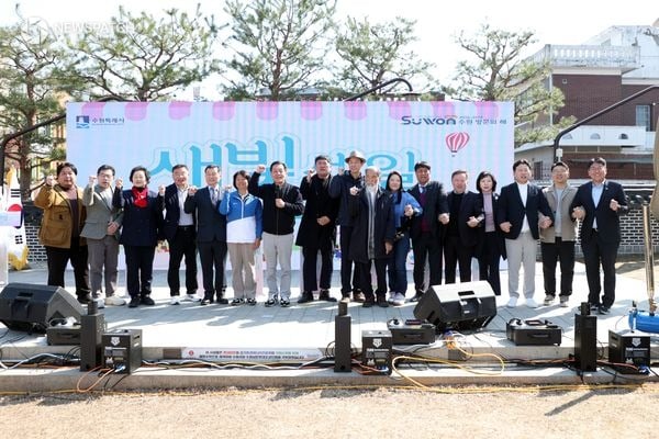 ▲수원특례시의회 기획경제위원회 장정희 위원장 및  참석자들 / 사진제공=수원특례시의회