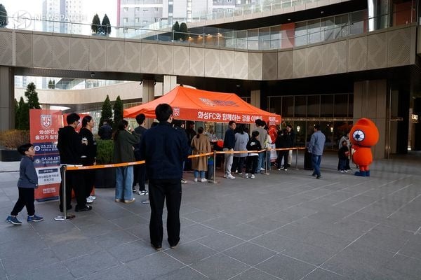 ▲화성FC 팝업 행사장을 찾은 시민들이 체험형 이벤트 / 사진제공=