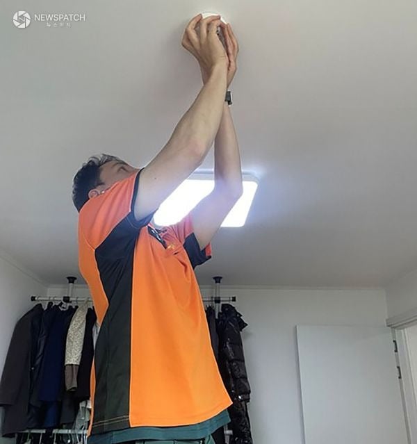 ▲소방관계자가 주택에 화재감지기를 설치하는 장면 / 사진제공=성남시