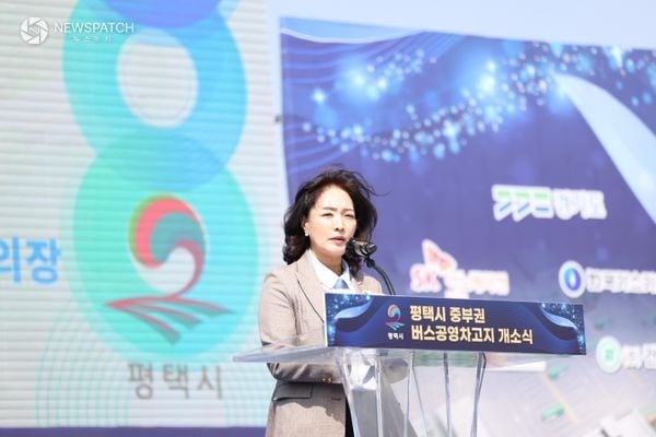 ▲ 김명숙 부의장, 중부권 버스공영차고지 개소식 축사 / 사진제공=평택시의회