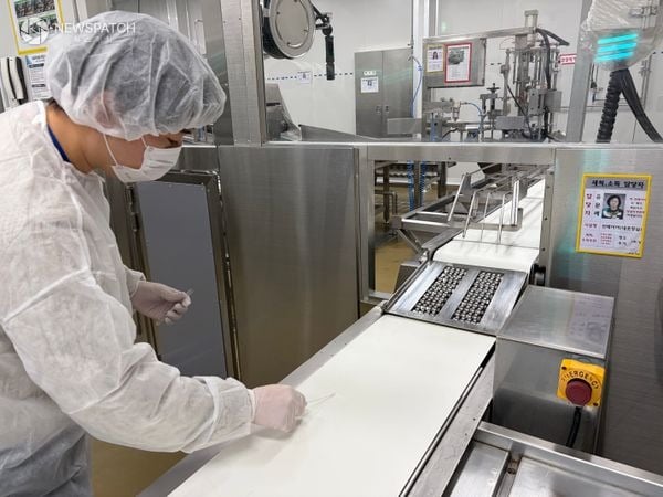 ▲ 안양군포의왕 공동급식지원센터, 어린이 과일 공급업체 현장점검 / 사진제공=안양시