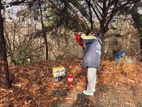 ▲ 용인 산불전문의용소방대원이 소화기를 점검 / 사진=