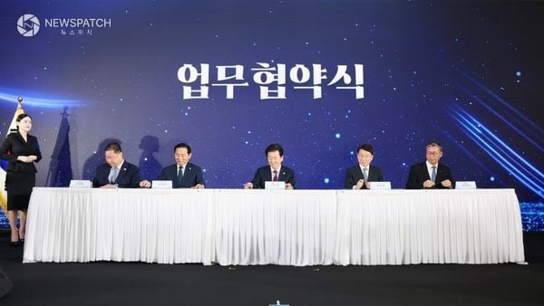 ▲ ‘도라산 셔틀열차’를 통일부와 함께 ‘디엠지(DMZ) 평화이음 열차’ / 사진=파주시