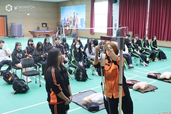 ▲완강기 교육후 실습하는 학생 / 사진=화성소방서