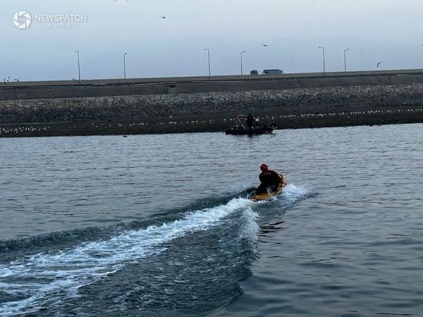 ▲평택해경 구조대원이 요구조자에게 이동중 / 사진=평택해양경찰서