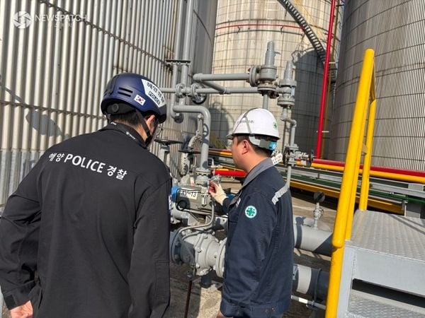 ▲ 합동점검반 시설 점검 / 사진=평택해경