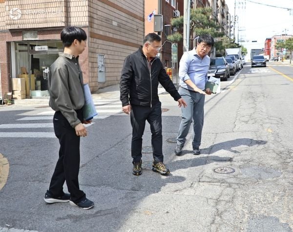 ▲ 황규돈 팔달구청장, '시민의 민원함' 현장 점검 / 사진=