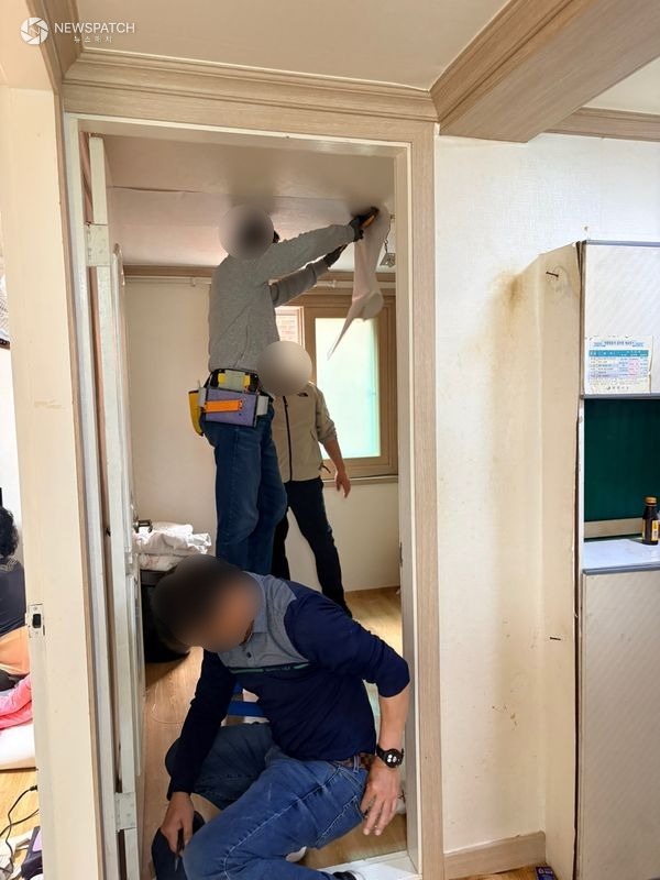 ▲ 태안라이온스클럽이 취약계층 가정에서 집수리 봉사활동 / 사진=화성특례시