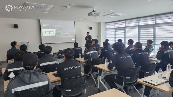 ▲ 불법조업 외국어선 단속 경찰관 대상 무기사용 절차와 안전수칙 교육 / 사진=평택해경