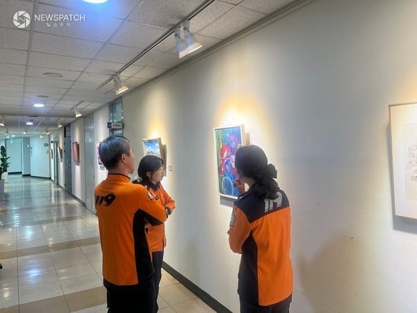▲ ‘복도에서 만나는 여유 전시회’ / 사진=광명소방서