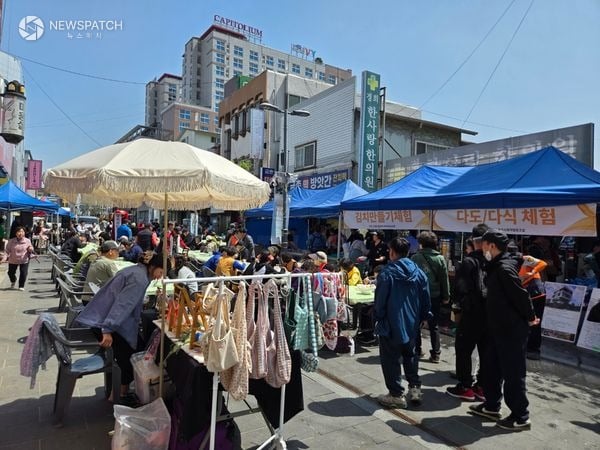 ▲ 안정마을관리사회적협동조합 안정리 로데오거리서 안정마을 교류회 / 사진=평택시