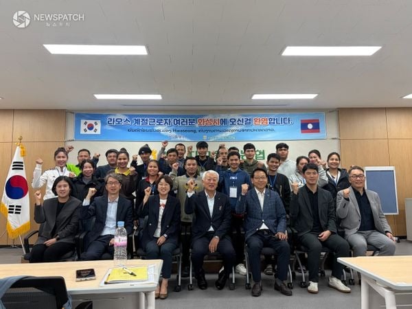 ▲ 수원지구원예농협 관계자들 및 라오스 계절근로자들과 함께 환영식 / 사진=화성특례시