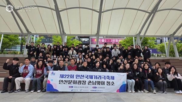 ▲ 거리극축제 앞두고 문화광장 대청소 / 사진=안산시