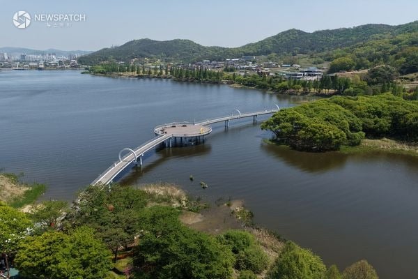 ▲ 신정호정원 달빛누리교 / 사진=아산시