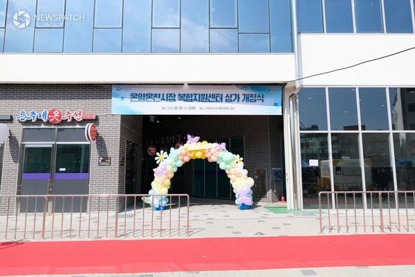 ▲ 주차장·상가 결합 ‘복합지원센터’ 상가 개장 / 사진=충남 아산시