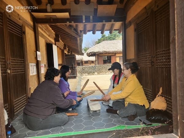 ▲ 아산 외암마을, ‘아산 방문의 해’ 맞아 참여형 전통체험 인기_다듬이 체험 / 사진=아산시