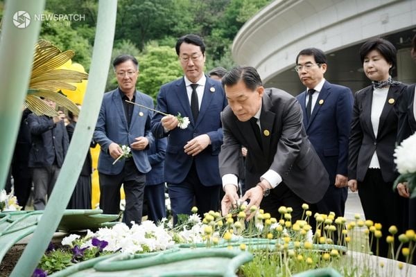 ▲ 이재준 더불어민주당 수원특례시장 후보와 추미애 경기도지사 후보가 23일 오전 수원 연화장에서 열린 故 노무현 대통령 서거 17주기 추도식에 참석 / 사진=