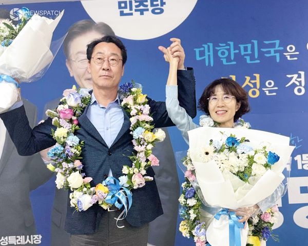 ▲ 배우자와 기념 촬영하는 정명근 후보