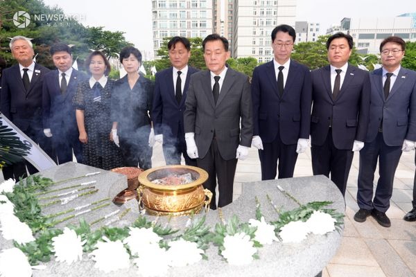 ▲ 이재준 수원특례시장, 추미애 경기도지사 당선인 등과 수원 현충탑 참배