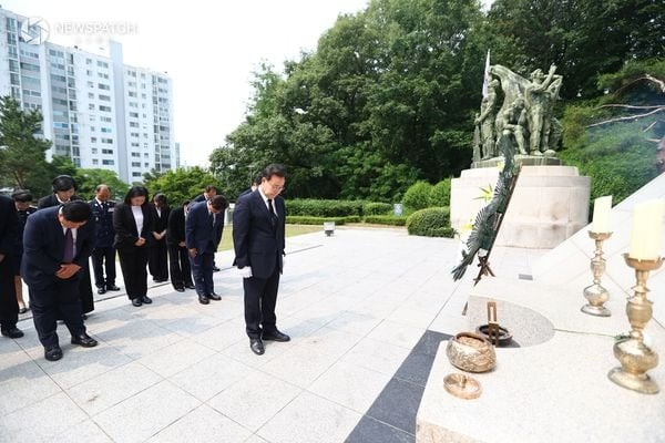 ▲ 김성제 의왕시장 현충탑 참배 / 사진=의왕시