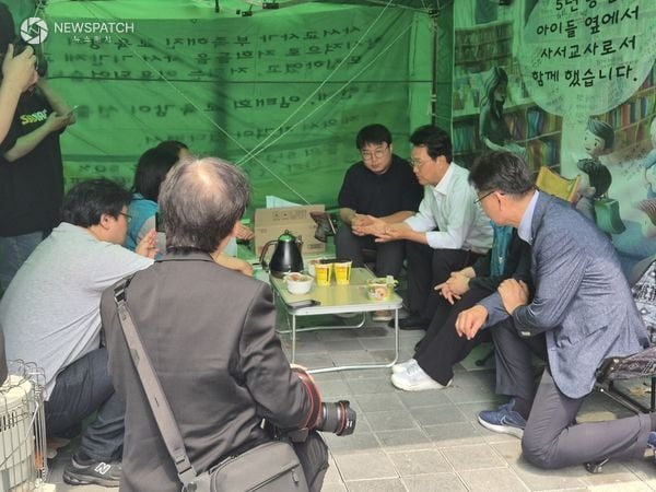 ▲ 유호준 의원, 안민석 교육감 당선인과 ‘교원+사서 기간제교사’ 농성장 방문