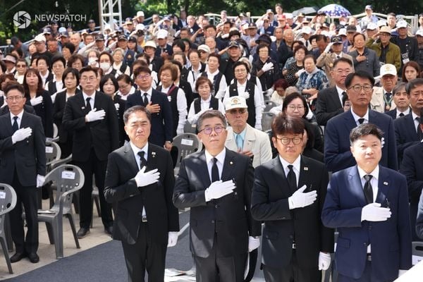 ▲ 국기에 대한 경례하는 평택시의회 이윤하 의장