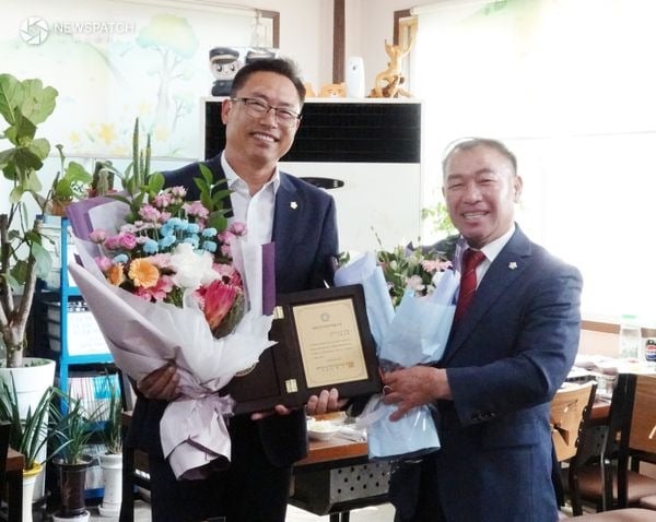 ▲ 홍성표 의장, '대한민국지방의정봉사상' 수상 / 사진=